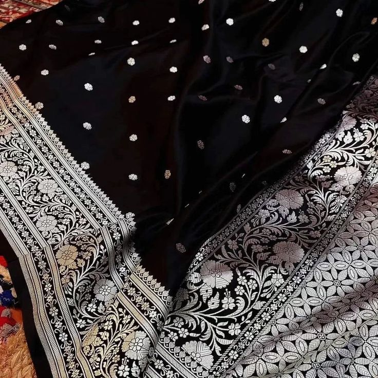 Saree For Wedding, Silk Banarasi Saree, Bengali Bridal Makeup, Neat Casual Outfits, New Saree Designs, Banarsi Saree, Indian Saree Blouse, Indian Saree Blouses Designs, Indian Dresses Traditional