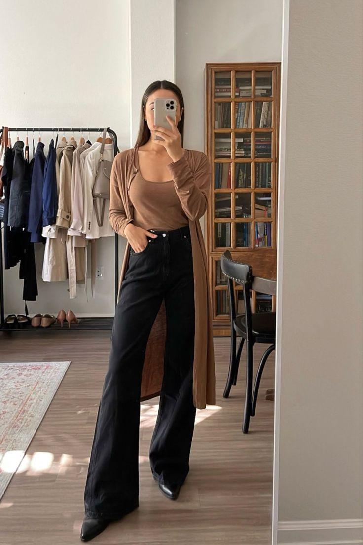 Chelsea Boots Outfit Work, Casual Neutral Outfits, Duster Outfit, Young Professional Outfits, Smart Casual Women Outfits, Smart Casual Women, Jeans Outfit Winter, Fall Transition Outfits, Chelsea Boots Women