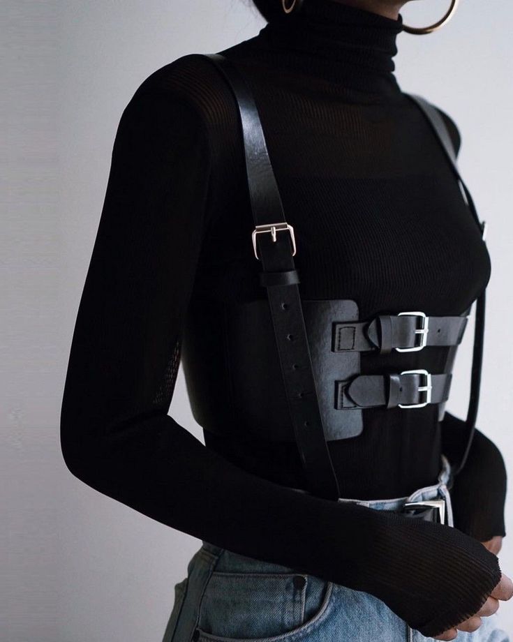 All Black Spy Outfit, Secret Spy Outfit, Spy Woman Aesthetic, Female Assassin Outfits, Spy Woman, Harness Outfit, Harness Fashion, Levi Ackerman, Mode Inspo