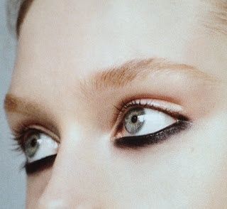 Under eye liner. Black Undereye, Under Eye Liner, Under Eye Makeup, Graphic Eyes, Show Makeup, Green Makeup, Eye Tutorial, Beauty Eyes, Editorial Makeup