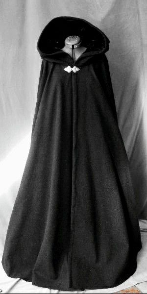 Medival Outfits Woman Cloak, Norse Women Clothing, Midevil Dress Black, Black Medevil Dresses, Witch Cloak Aesthetic, Winter Medieval Dress, Black Cloak Outfit, Black Cloak Aesthetic, Medieval Witch Outfit