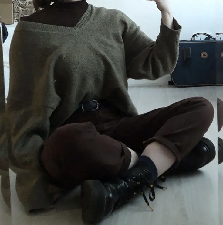 Dark Green Academia Outfit, Forest Green Aesthetic Outfit, Grunge Cozy Outfits, Forest Aesthetic Clothing, Cozy Outfit Ideas Aesthetic, Forest Academia Aesthetic Outfits, Forest Acedamia Outfits, Moss Outfit Aesthetic, Runaway Aesthetic Outfit