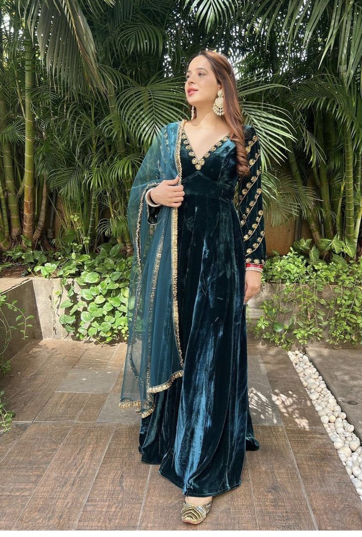 Velvet Dupatta Draping Styles, Indian Velvet Suits, Winter Marriage Outfit For Women, Velvet Anarkali Suits Party Wear, Velvet Outfits For Women Indian, Velvet Indian Dress, Palachi Velvet Dresses Pakistani, Velvet Maxi Dress Pakistani, Velvet Short Kurti