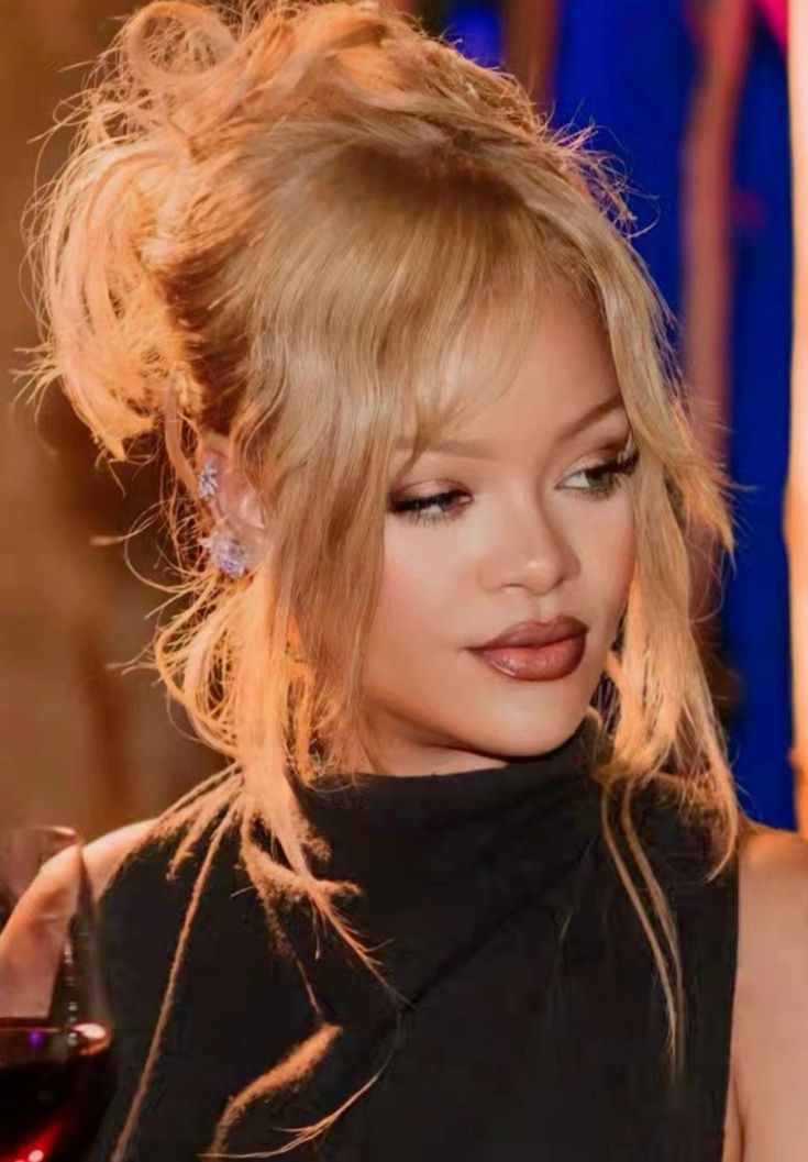 Rihanna Green Dress, Rihanna Straight Hair, Rihanna No Makeup, Rihanna Y2k, Rihanna Makeup Looks, Rihanna Long Hair, Rihanna Hair Color, New Years Eve Hairstyles, Rihanna Blonde