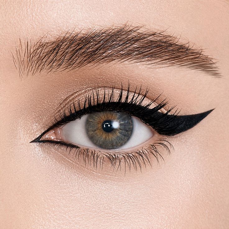 Eye Makeup Black Eyeliner, Bold Liner Makeup, Vintage Winged Eyeliner, Black Eyeliner For Hooded Eyes, Bold Winged Eyeliner, Pretty Eyeliner Ideas, Trendy Eyeliner Looks, Cat Like Makeup, Large Eyeliner