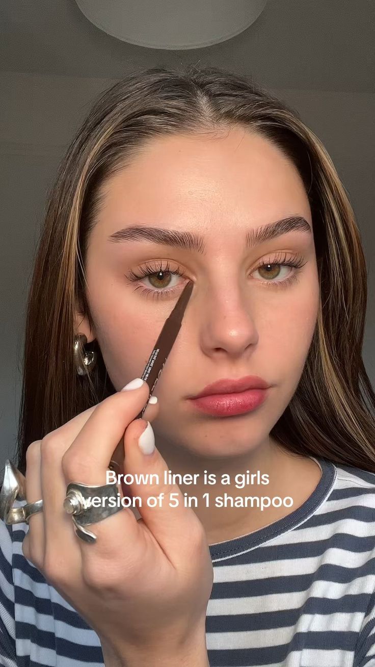 Make up inspo with brown liner 🤎 Light Natural Makeup For Brown Eyes, Brown Eye Makeup Without Eyeliner, How To Use Brown Eyeliner Pencil, No Makeup Makeup Eyeliner, Easy Makeup For Night Out, Brown Eye Makeup Aesthetic, Brown Water Line Makeup, Eye Pencil Makeup Natural, Light Makeup With Eyeliner