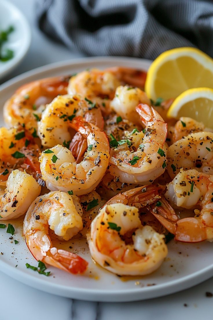 Shrimp scampi garnished with parsley and lemon wedges on a white plate. Shrimp Meal Ideas, Shrimp Recipe Ideas, Shrimp Dinner Ideas, Shrimp Dinners, Shrimp Pasta Dishes, Shrimp Pesto Pasta, Teriyaki Shrimp, Pesto Shrimp, Seafood Plates