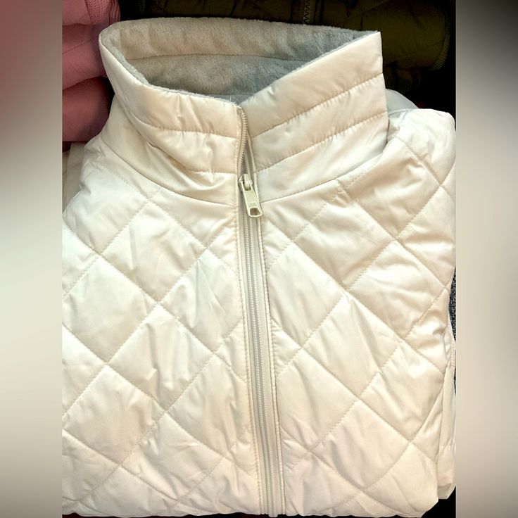 Light Weight Women’s Columbia Jacket. White Quilted Jacket With Pockets For Spring, Casual Quilted Winter White Outerwear, Casual Quilted Outerwear In Winter White, White Quilted Jacket For Spring, White Quilted Jacket With Pockets For Fall, Cream Quilted Winter Outerwear, Beige Fleece-lined Outerwear For Spring, Cream Fleece-lined Outerwear For Spring, Cream Outerwear With Fleece Lining For Spring