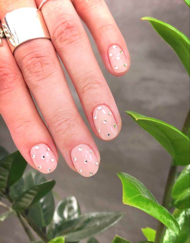 Short Nails With Jewels Rhinestones, Rhinestone Nails Simple Short, Diamonds On Short Nails, Short Nails Clear Design, Gel Mani Short Nails Natural Design, Wedding Nails Diamonds, Short Diamond Nails Rhinestones, Diamond Nail Designs Short Nails, Mini Rhinestone Nails