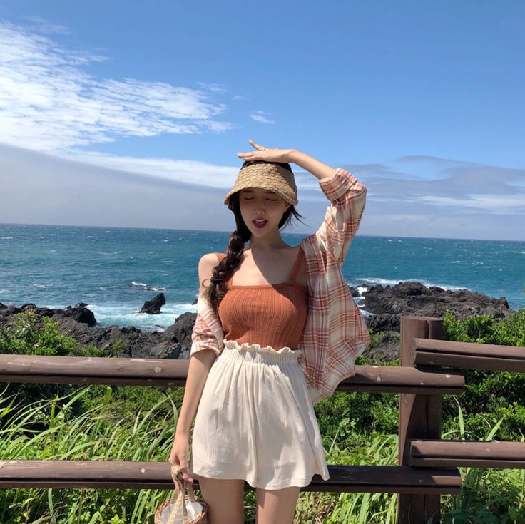 Flowy shorts outfit Summer K Fashion, Beach Shorts Outfit Women, Korean Summer Outfits Beach, Korean Shorts Outfit, Flowy Shorts Outfit, Summer Korean Outfits, Cute Korean Fashion, Korean Fashion Shorts, Korean Summer Outfits