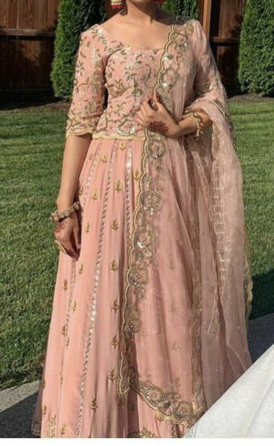 Punjabi Engagement Lehnga, Lehnga Choli Designer Party Wear Punjabi, Punjabi Suit Lehanga, Engagement Suits Women Punjabi, Punjabi Style Lehnga, Lancha Lehnga, New Lehnga Designs 2024, Engagement Punjabi Outfits, Punjabi Lehnga Dress