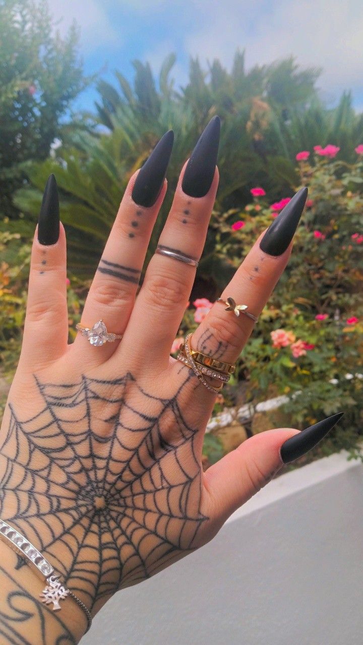 Gold, tattoos, goth, alt. Woman Knuckle Tattoos, Spooky Hand Tattoos For Women, Halloween Hand Tattoo, Gothic Finger Tattoos, Spooky Hand Tattoos, Goth Finger Tattoos, Goth Hand Tattoos, Sharpie Drawings, Knuckle Tattoos