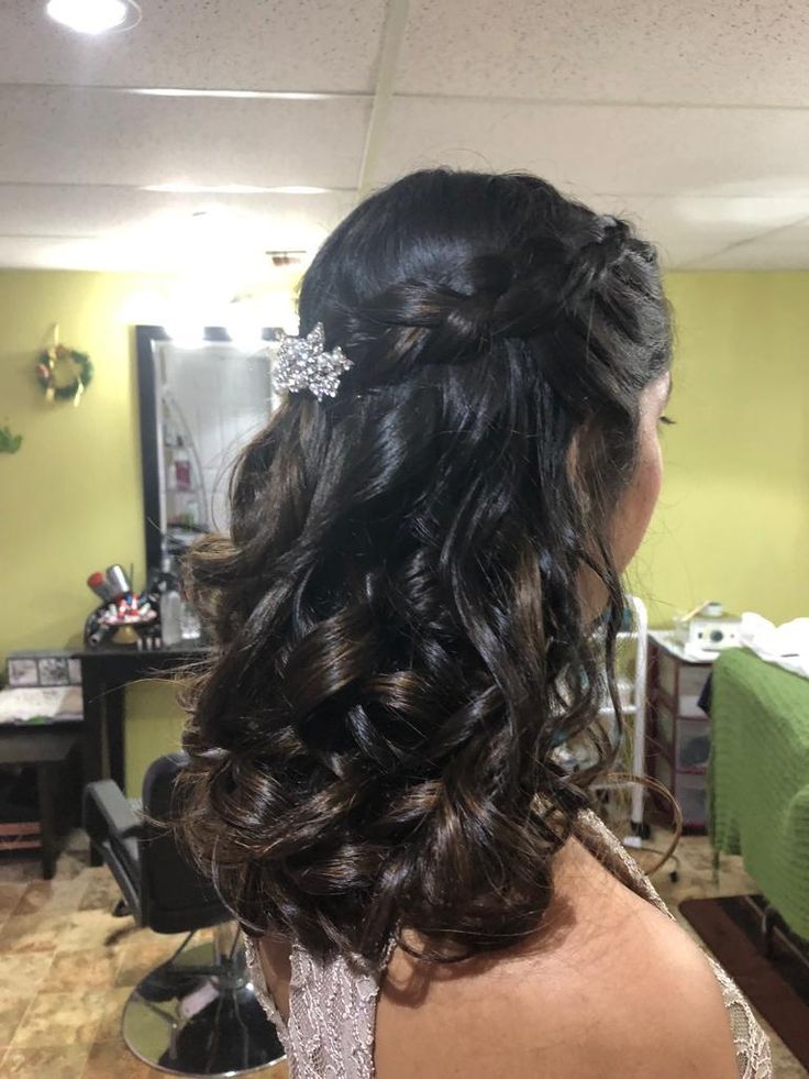 Soft curls with braid pinned at back with clip Hair For Quince Guest, Dama Quinceanera Hairstyles, Fancy Hairstyles For Medium Length Hair, Short Hair Quinceanera Hairstyles, Prom Hair Curled Down, Short Quince Hairstyles, Dama Hairstyles Quinceanera, Curled Half Up Half Down, Hairstyles Loose Curls