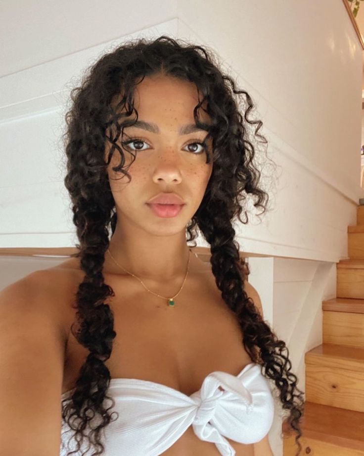 Natalia Love on Instagram: “Some selfies. 🐼” Heartless Hairstyles, Curly Hair Inspo, Cute Curly Hairstyles, Curly Hair Styles Easy, Hairdos For Curly Hair, Hairstyle Inspo, Coily Hair, Curly Hair Inspiration, Curly Girl Hairstyles