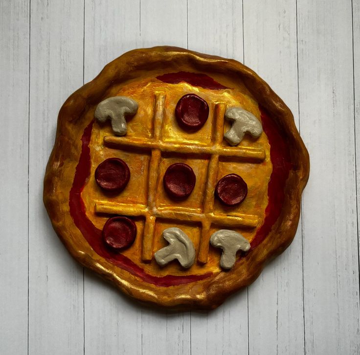 Enjoy this handmade pizza tic tac board with your family or friends. It would look great on any coffee table or game room! * Each piece can vary in painting style they are all hand painted. Ceramics Board Game, Pizza Tic Tac Toe, Air Dry Clay Projects Tic Tac Toe, Air Dry Tic Tac Toe, Cute Tic Tac Toe Board Clay, Air Dry Clay Ideas Tic Tac Toe, Air Clay Tic Tac Toe, Pizza Clay Art, Clay Crafts Tic Tac Toe