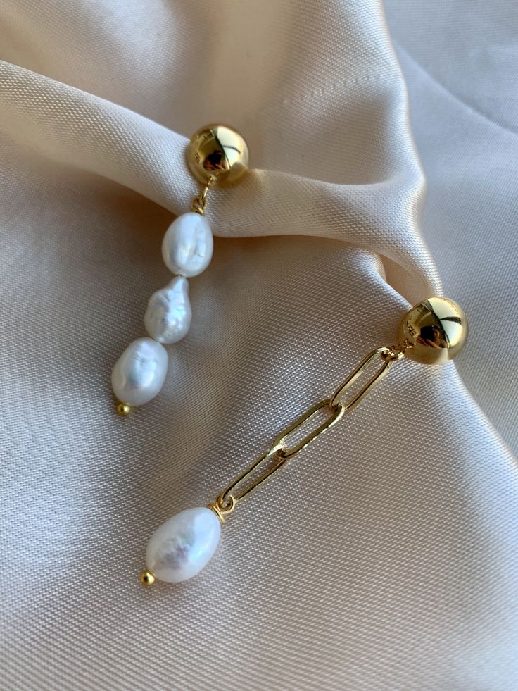 These freshwater pearl dangle Earrings make for an elegant addition to any outfit. Classic jewelry vibe combined with the fashion-forward trend. Sightly adjustable, comfortable for daily wear, suitable for every occasion................................DETAILS• 14K Gold pleated • Brass • 925 Sterling Silver• Freshwater Pearls*(Nickle and lead free)*...............................MEASURESStuds size: 1 cmPearl size: 0.8 cm(The freshwater pearls are approx, We'll make sure the pearls used complement Diy Beaded Jewelry Ideas, Diy Beaded Jewelry, Beaded Jewelry Ideas, Outfit Classic, Pearl Jewelry Design, Chain Earring, Pearl Earrings Wedding, Freshwater Pearl Earrings, Pearl Dangle Earrings