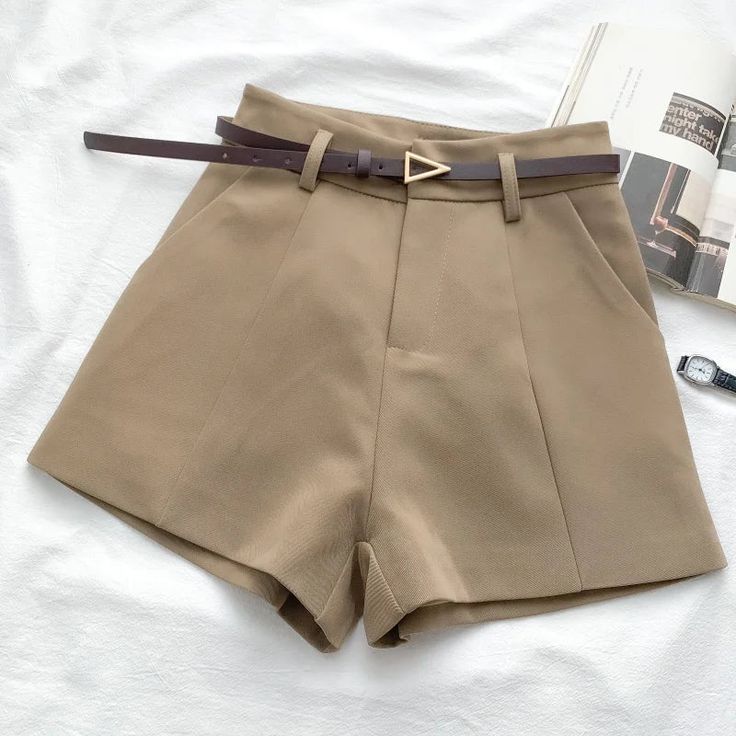 Fabricado em poliéster para ser leve e confortável, o Short Casual Naomi é a escolha perfeita para se manter fresco e elegante em dias quentes. Com um tecido de alta qualidade, ele garante durabilidade e liberdade de movimentos. Aproveite para usar em diversas ocasiões com estilo e praticidade. ESPECIFICAÇÕES Tipo de tecido: BroadclothMaterial: TerilenoTipo de fechamento: Zipper FlyComposição Material: Poliéster TABELA DE MEDIDAS Short Social, Casual Holiday Outfits, Ladies Shorts, Slim Suit, Two Piece Outfits, Short A, Vintage Short, Chic Office, Trendy Shorts