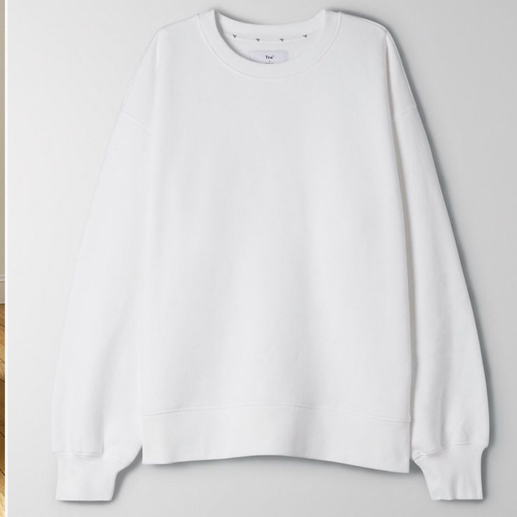 Aritzia Cozyaf Crew Aweatshirt. 1x Oversized Xl Fit. Edit Worn A Few Times No Longer Nwt Aritzia Sweatshirt, White Crewneck, Sweatshirt White, Over Sized, Crew Sweatshirts, White Sweatshirt, Crewneck Sweatshirt, Crew Neck Sweatshirt, Color White