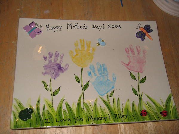 a plate with handprints on it that says happy mother's day 2006