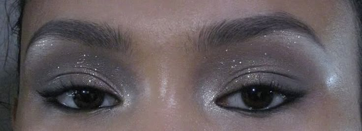 Soft Grey Makeup Look, Starry Makeup Aesthetic, Smudged Smokey Eye, Minimal Grunge Makeup, Prom Makeup Hooded Eyes, Gray Makeup Looks, Gray Eyeshadow Looks, Grey Makeup Looks, Silver Eyeshadow Makeup