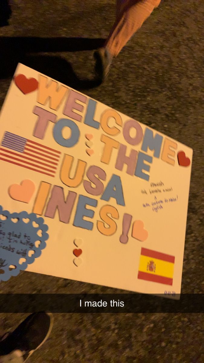 a sign that says welcome to the usa in spanish