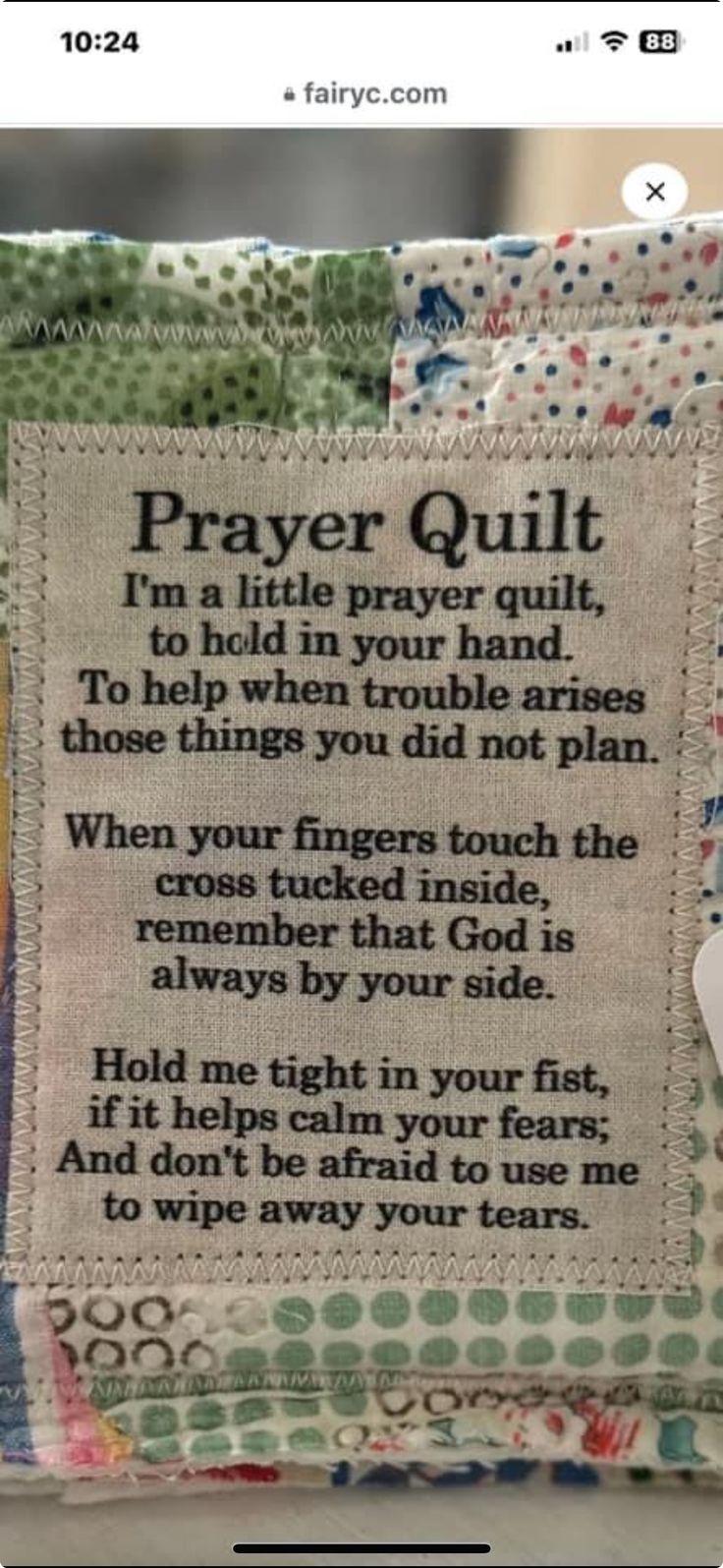 a piece of fabric with a poem on it that says prayer quilt to hold in tow hands