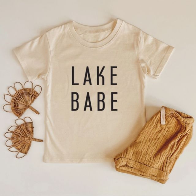 "Lake Babe" is part of our timeless collection. This shirt is a modern and minimal design tailored to all kids. Ultra-soft, 100% Cotton Top. The shirt is a unisex fit, true to size. All our apparel is printed in-house by hand with eco-friendly, non-toxic, water-based inks. Modern Screens, Couples Baby Showers, Sibling Shirts, Toxic Water, Sister Shirts, Kids Graphic Tees, Screen Printing Designs, Spring Shirts, Vacation Shirts