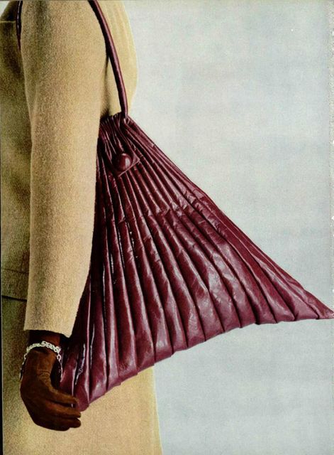 1962....pleated leather bag...love... 80s Bags Vintage, 60s Bags, Pleated Bag, Makeup Homecoming, Mode Inspo, Homecoming Makeup, Cute Bags, Looks Style, Leather Purse