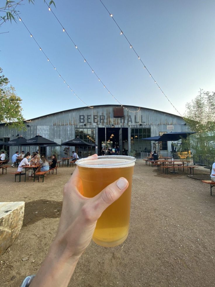 22 Craft Breweries In Austin For Craft Beer Lovers Brewery Picture Ideas, Brewery Instagram Pictures, Craft Brewery Aesthetic, Craft Beer Aesthetic, Beer Astethic, Country Brewery, Brewery Marketing, Brewery Aesthetic, Beer Aesthetic