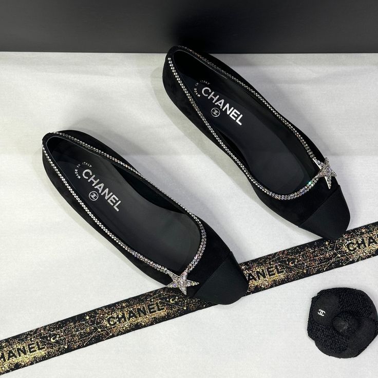 Les ballerines Chanel sont l'essence même de l'élégance et du confort. Confectionnées avec un souci méticuleux du détail et des matériaux de haute qualité, ces ballerines se distinguent par leur silhouette classique et intemporelle. • Etat : B - Très bon état • Taille : 38 • Couleur : Noire et strass • Matière : Daim • Vendu avec : Boîte et dustbag Classic Evening Ballet Flats With Flat Heel, Elegant Pointed Toe Fitted Ballet Flats, Elegant Ballet Flats With Low Heel For Party, Elegant Fitted Pointed Toe Ballet Flats, Elegant Fitted Ballet Flats, Classic Evening Slip-on Ballet Flats, Elegant Pointed Toe Ballet Flats For Party, Elegant Almond Toe Ballet Flats For Galas, Elegant Party Ballet Flats With Pointed Toe