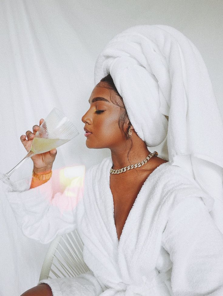 DAZHANÉLEAH. on Twitter: "My lockdown mood 💅🏾… " Skin Care Business, Lifestyle Photoshoot, Date Night Makeup, Looks Pinterest, Business Photoshoot, Branding Photoshoot Inspiration, Personal Branding Photoshoot, Soft Life, Beauty Products Photography