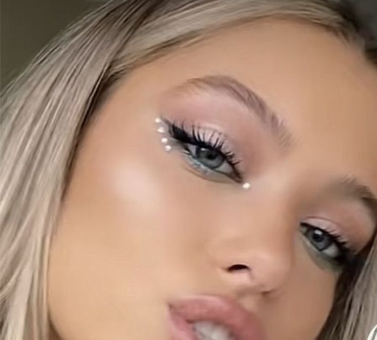 Hoco Gem Makeup, Eye Make Up Gems, Angel Makeup With Gems, Cute Angel Makeup Halloween, Simple Rave Makeup Looks, Simple Angel Makeup Halloween, Gems In Makeup, Simple Rinestine Makeup, Eye Jewels Makeup