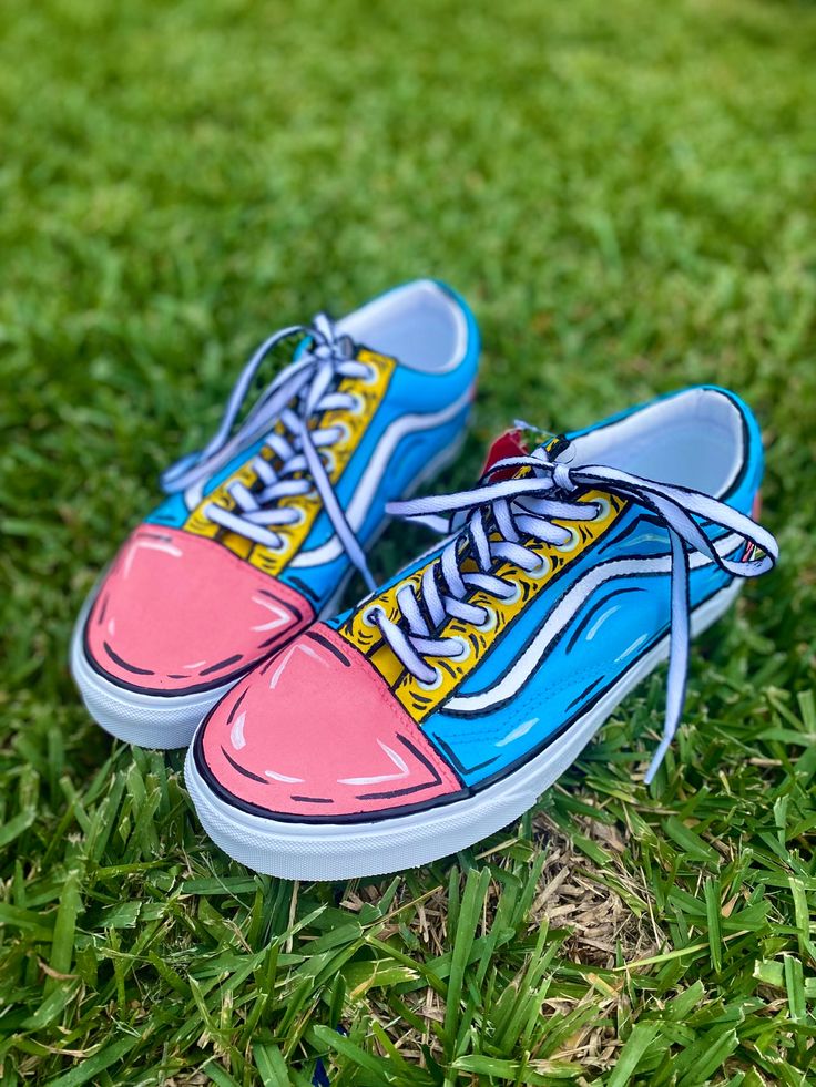 CUSTOM CARTOON OLD SKOOL VANS   -All handmade with love  -I can do any color and any size, once purchased I will ask you which 3 colors you'd like! -Please allow 2-3 weeks for them to be shipped out because I do make them from scratch! -I use leather paint so all the artwork will be permanent, I use a Matte finisher gloss to make them shiny! *FYI ABOUT THE SIZING* : These are sold in US men's sizes, for a women's shoe, the men's sizes is 1 and a half less than the women's. A men's 6 is a women's 7.5, a men's 6.5 is a women's 8 and so on. Paint Shoes, Shoe Painting, Vans Custom, Custom Vans Shoes, Custom Sneakers Diy, Sk8 Hi Vans, Old School Vans, Painted Canvas Shoes, Painted Vans