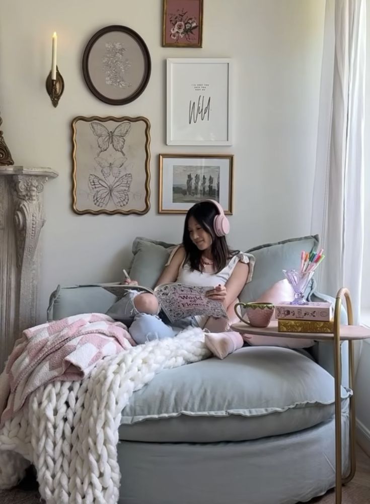 Cozy Reading Chair, Cozy Reading Corner, Cozy Reading Corners, Bedroom Corner, Amazing Video, Perfect Chair, Cozy Room Decor, Apartment Decor Inspiration, Dream Room Inspiration