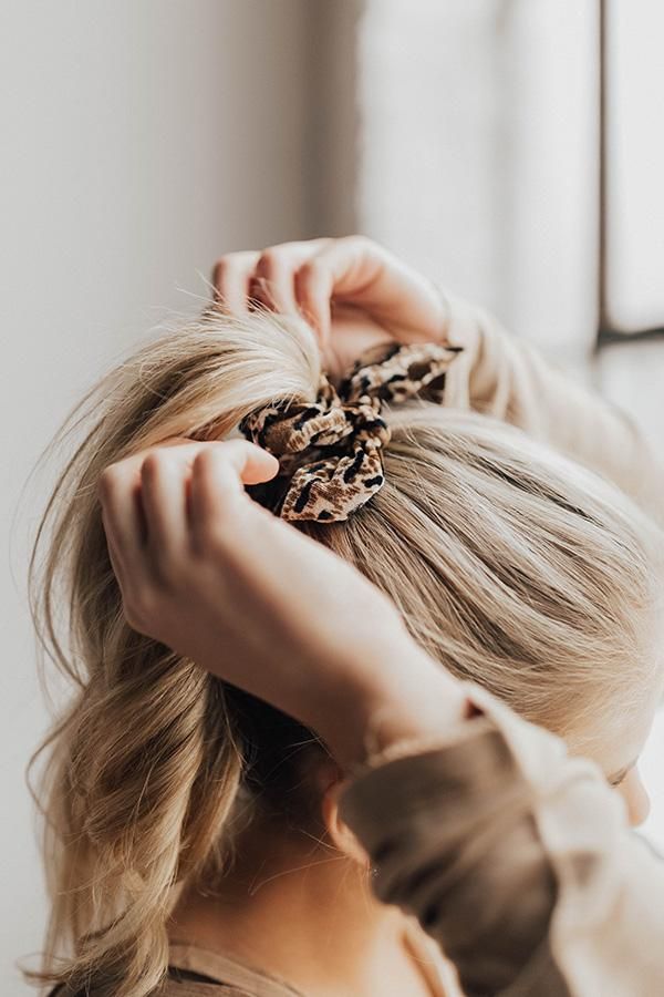 Aesthetic Scrunchie Photoshoot, Hair Accessories Photoshoot Ideas, Scrunchies Product Photography, Product Photography Hair Accessories, Headband Product Photography, Hair Accessories Photoshoot, Cute Hairstyles With Scrunchies, Scrunchies Aesthetic Photography, Scrunchies Photography Ideas