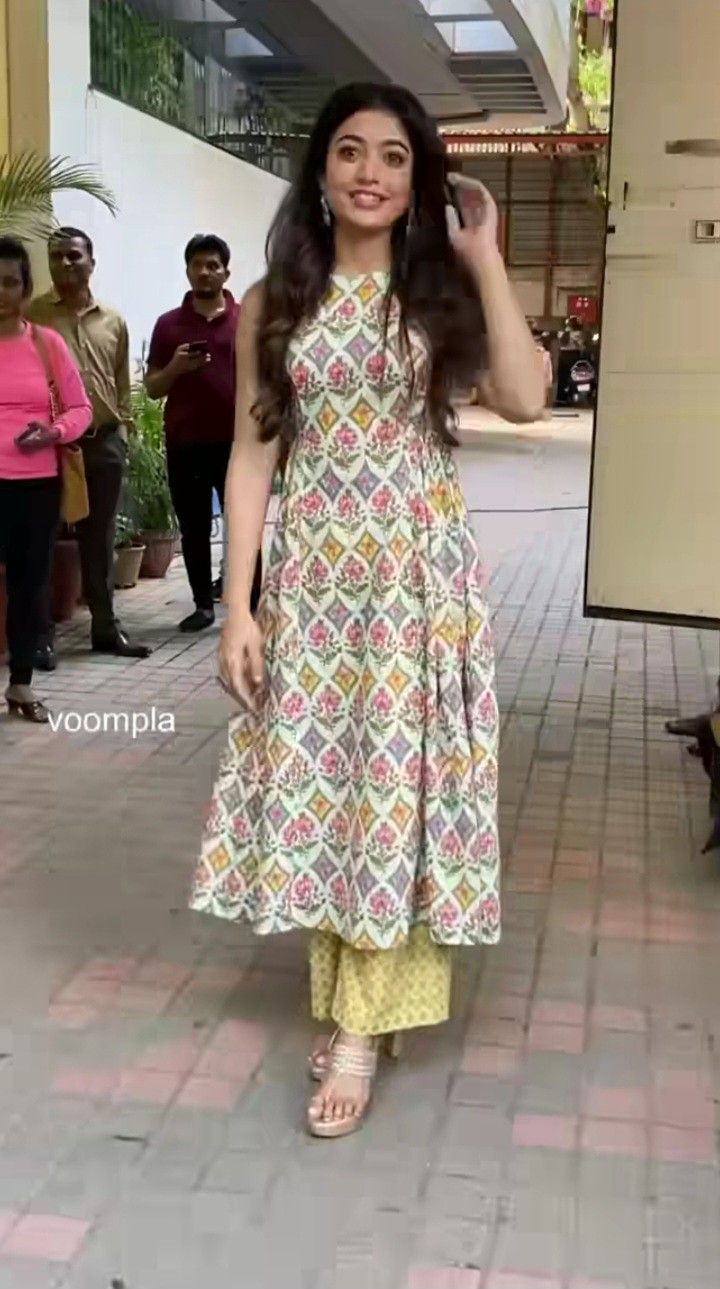 Cotton Chudidhar Designs Simple, Kurti Plazzo Designs, Design Frock, Indo Western Outfits For Women, Suits For Women Indian, Simple Frock Design, Stylish Kurtis Design, Dress Patterns Diy, Lehenga Designs Simple