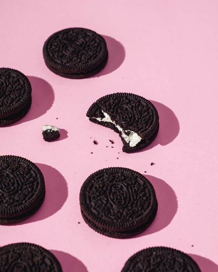 Oreo pieces with one half bitten. Photographed on a pink background with harsh shadows using flash Oreo Food Photography, Oreo Product Photography, Oreo Photography Ideas, Oreo Photoshoot, Colourful Food Photography, Oreo Photography, Oreo Design, Social Media Reels, Candy Photography