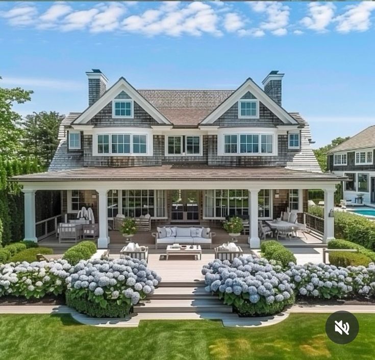 Nantucket Homes Exterior, East Coast House, Hamptons House Exterior, Nantucket House, Farmhouse Decorating Ideas, Nantucket Style Homes, Nantucket Cottage, Nantucket Home, Beach House Exterior