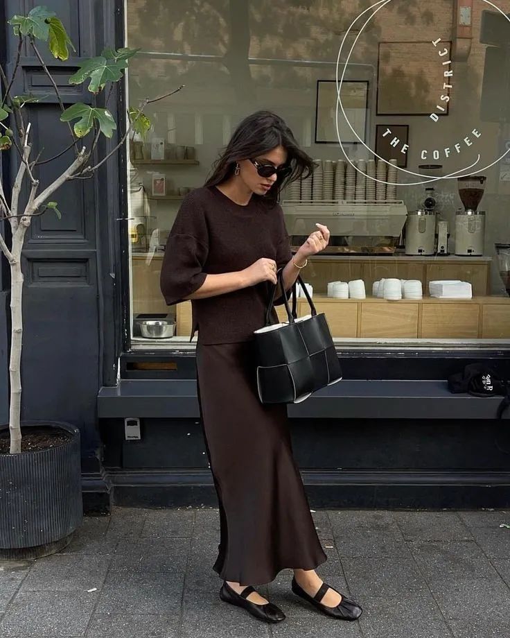 Fall Parisian Style, Parisian Style Fall, Brown Skirt Outfit, Silk Skirt Outfit, Corporate Attire Women, Parisian Style Outfit, Satin Skirt Outfit, Skirt Outfits Fall, Corporate Attire