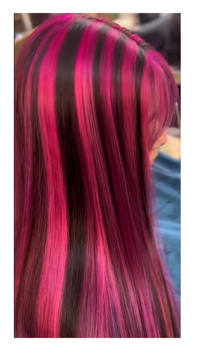 Hot Pink Skunk Stripe Hair, Skunk Stripe Hair Pink, Pink Skunk Highlights, Draculara Hair Dye, Hair Strips Color Highlights, Draculaura Hair Curly, Skunk Hair Pink, Pink Highlights On Brown Hair, Black And Pink Hair Ideas