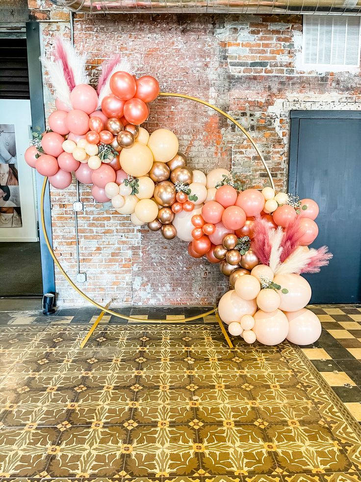 balloons are arranged in the shape of an arch