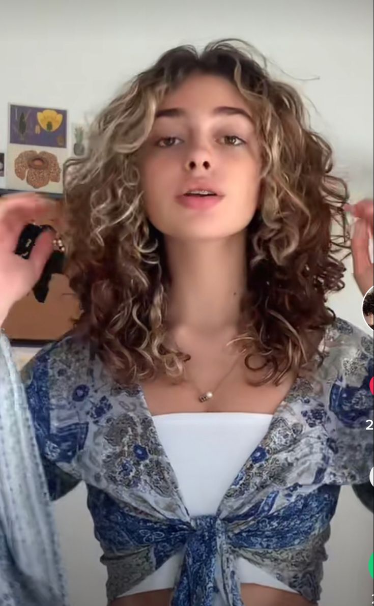 Medium Curly Wavy Haircuts, Short Layers Wavy Hair, Mid Length Curly Hair Middle Part, Mid Length Curly Haircut With Layers, Cool Curly Haircuts, Curly Butterfly Cut, Curly Hair With Side Bangs, Wolf Haircut Woman Curly Hair, Curly Cuts With Layers Medium