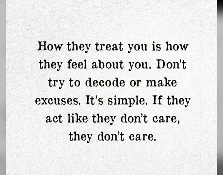 a black and white photo with the words how they treat you is how they feel about you don't try to decide or make excesses