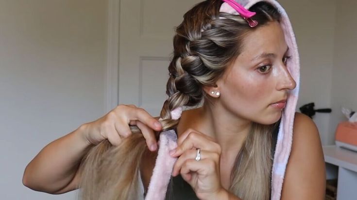 This is a guide to overnight heatless curls. Learn how to create perfect overnight heatless curls using the wrap method with this step-by-step tutorial. Diy Overnight Curls Wet Hair, Overnight Curls With Wet Hair Tutorial, How To Wrap Heartless Curls, Robe Overnight Curls, Heartless Curls Overnight Robe Tie, How To Wrap Heatless Curls Overnight, Dry Curls Overnight, Sleep Braids Overnight Curls, Heatless Curls Overnight Mid Length Hair