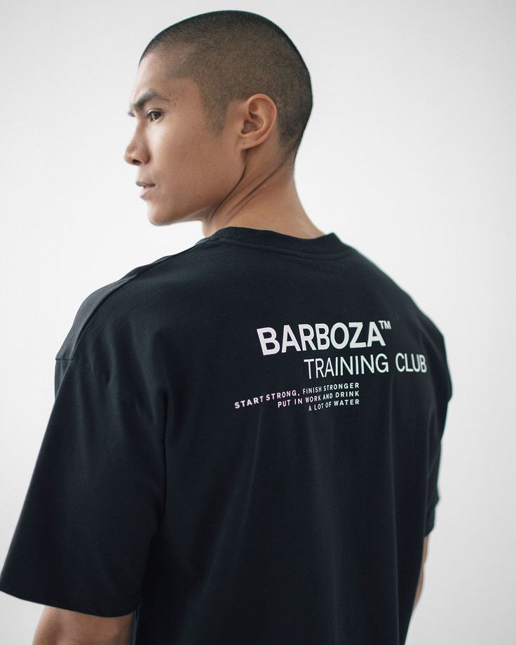 Enter the Club: Loose shirt in exclusive Training Club Edition. Loose fit, made from high quality organic cotton. Produced in Europe. Gym Merch, Minimal Tshirt, Simple Shirt Design, Boutique Gym, Club Tshirt, Gym Tshirt, Sport Shirt Design, Sport Branding, Training Shirt