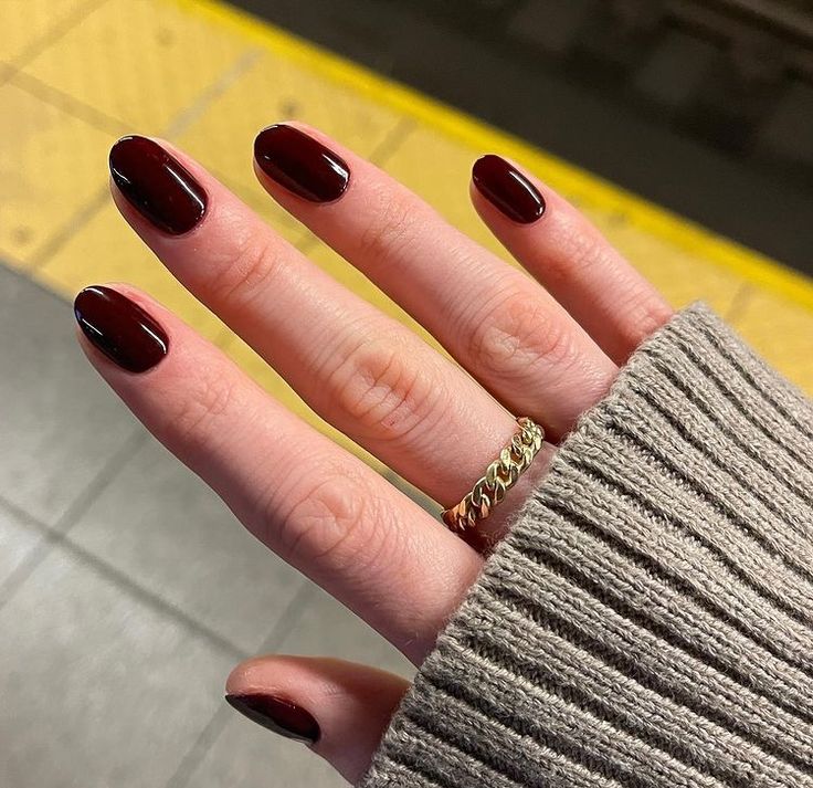 Dark Oval Nails, Nails Vino, Nails Color Vino, Oval Dark Red Nails, Glossy Maroon Nails, Nails Vino Tinto, Burgundy Nails Opi, Dark Red Brown Nail Polish, Nails Short Almond