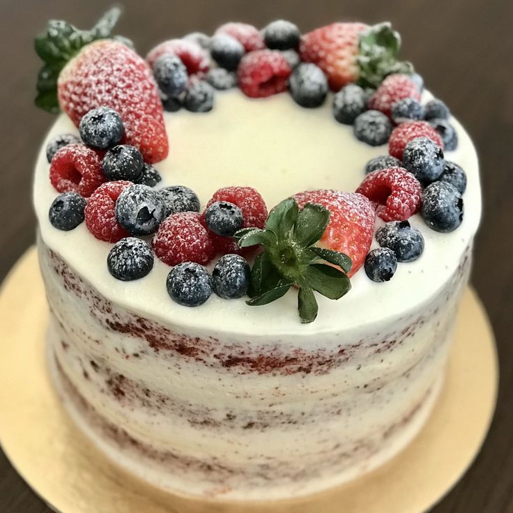 Red velvet frutas vermelhas Fruity Cake Decoration, Decorate Cake With Berries, Naked Strawberry Birthday Cake, Naked Cakes With Fruit, Wedding Cake Decorated With Fruit, Simple Cake Decorating With Fruit, Cake Designs With Fruit, Fruit Cake Decoration Birthday, Birthday Cake Ideas Fruit