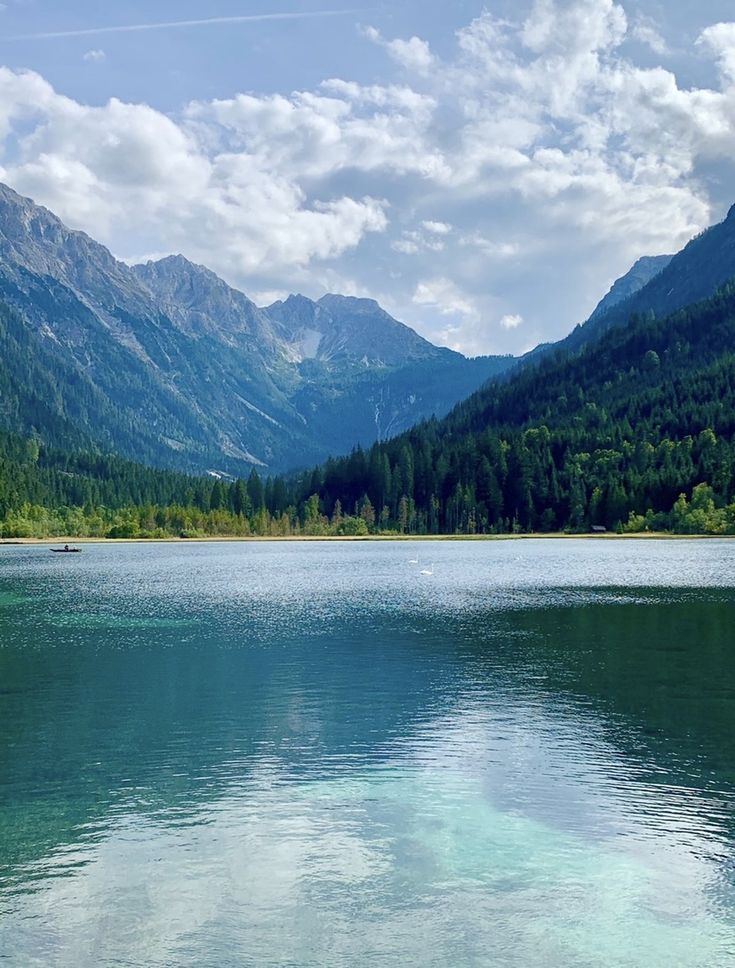 Lake pont mountains austia Swiss green blue water beautiful quiet chill nice holiday vacation travel to go Lake With Island In Middle, Lake In The Mountains, Mountain Lake Aesthetic, Dreamgirl Aesthetic, Lake With Mountains, Montana Lakes, Seven Seals, Mountains And Lake, Mountain And Sea