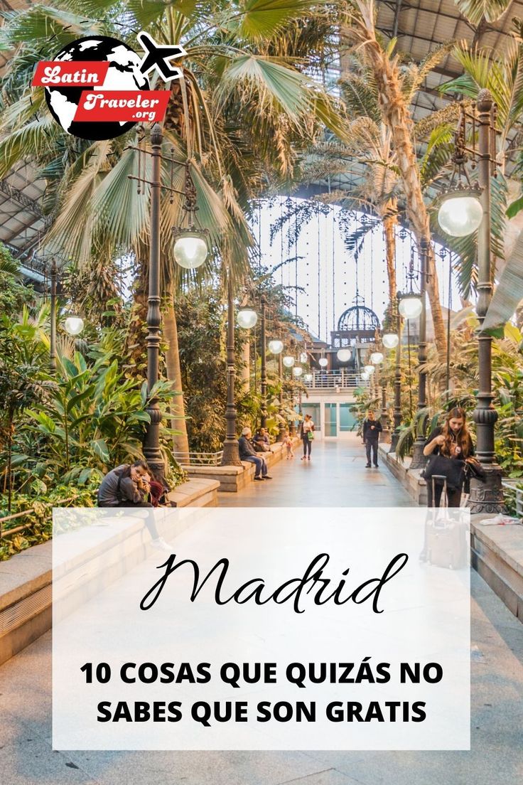 the inside of a building with palm trees and people walking around it, in spanish