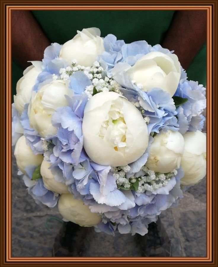 a bouquet of white and blue flowers